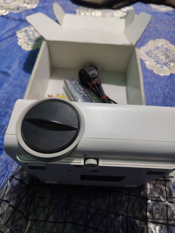 YG530 Mini LED Projector 2