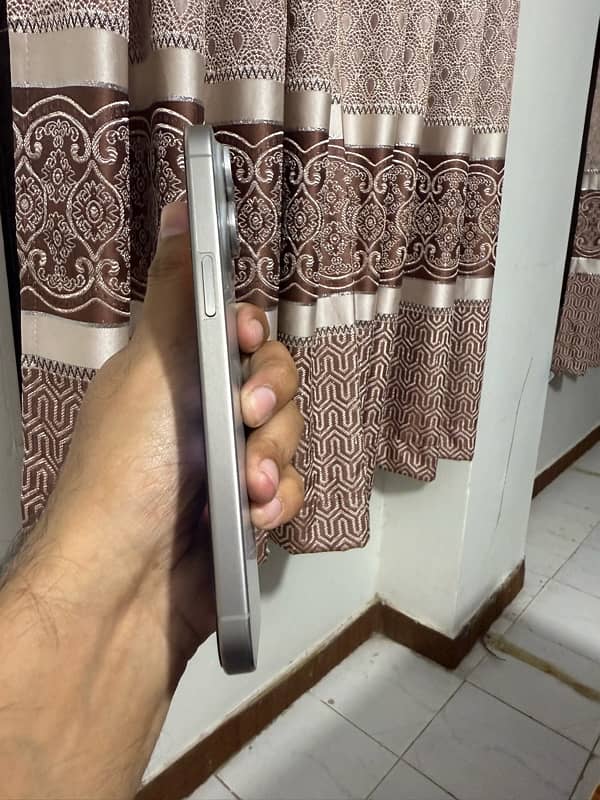 iam selling my i phone 15 pro max factory unlock 5