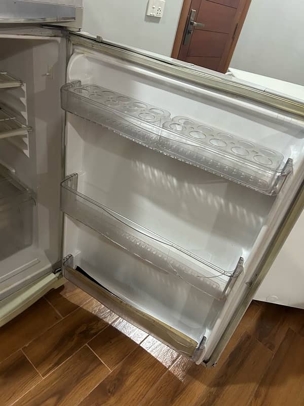 Refrigerator in good running condition 3