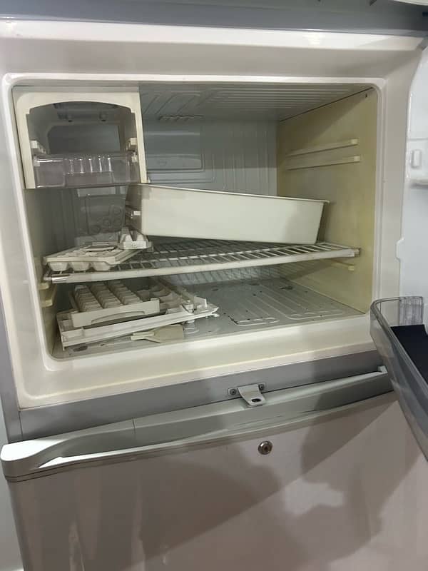 Refrigerator in good running condition 4