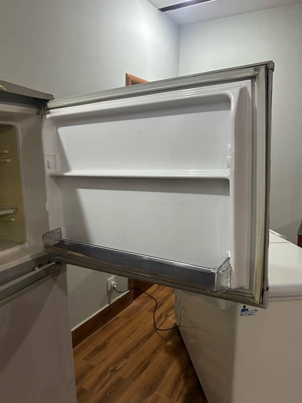 Refrigerator in good running condition 5