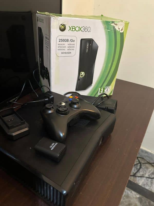 Xbox 360 320 Slim brand new with box and original accessories 0