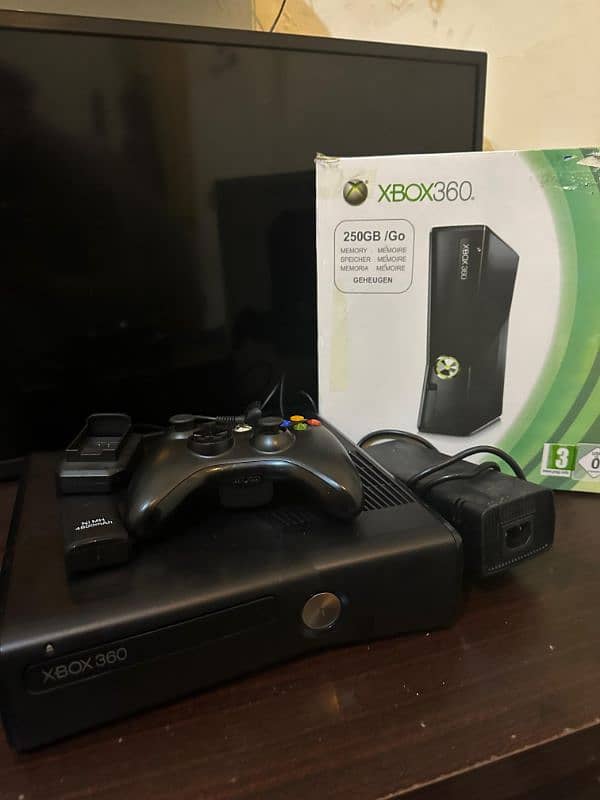 Xbox 360 320 Slim brand new with box and original accessories 1