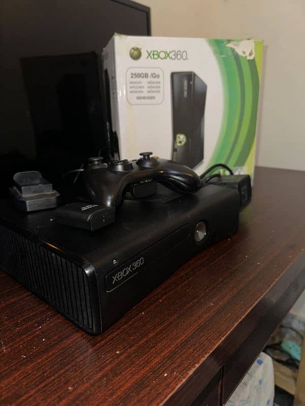 Xbox 360 320 Slim brand new with box and original accessories 3