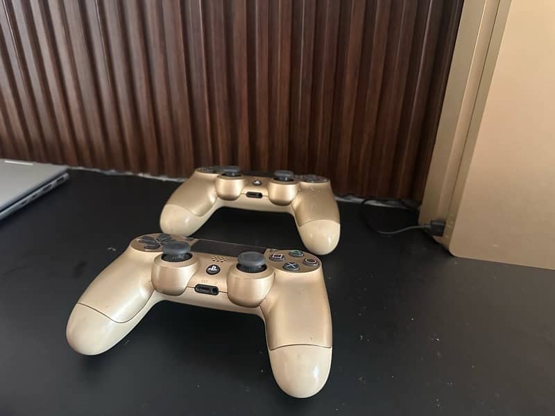 PlayStation 4 ( GOLD Edition ) 2 Controllers , 7 Games PS4 SLIM 4