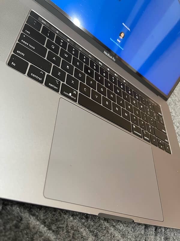 Macbook Pro 2018 i7 16GB 512 GB 3