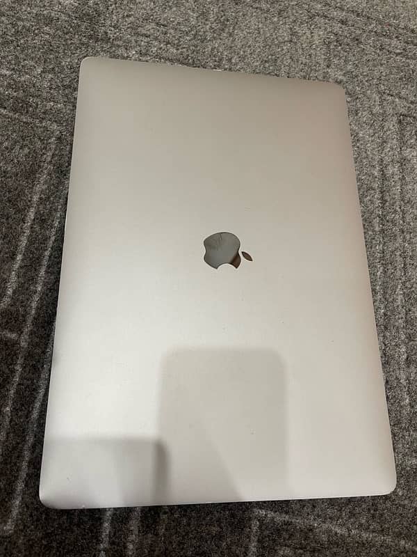 Macbook Pro 2018 i7 16GB 512 GB 4