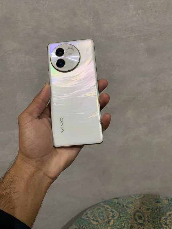 Vivo v30 e 5G 8+8 256 5 month garnti 4