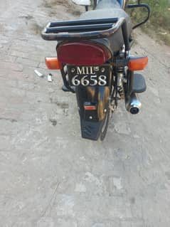 Suzuki GS 150 2015