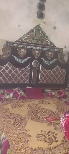 bed Sai table showcase singaar mezy 2sal used 97000hazar ka jay