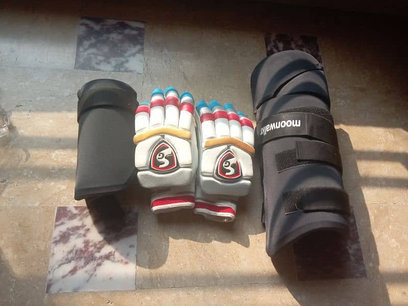 Lefty thigh pads and gloves 4