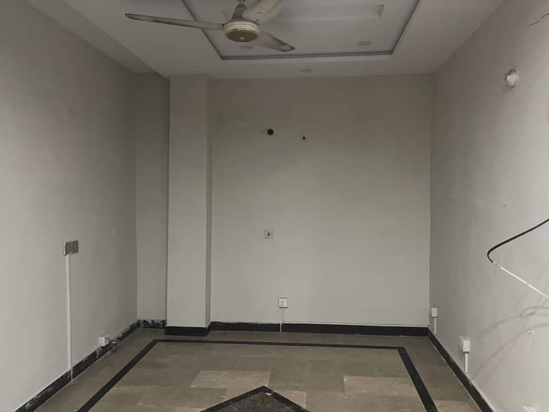 FLAT FOR RENT NEAR TO EMPORIUM MALL 2