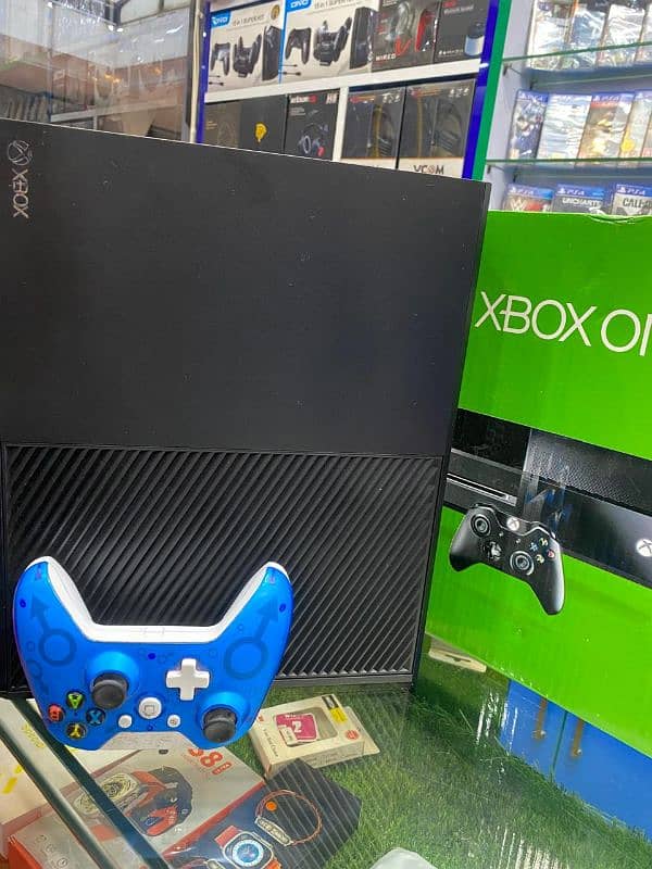 Xbox one complete box and accessories 1 year warranty 10