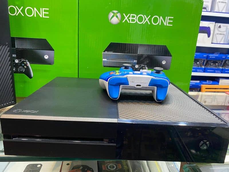 Xbox one complete box and accessories 1 year warranty 12