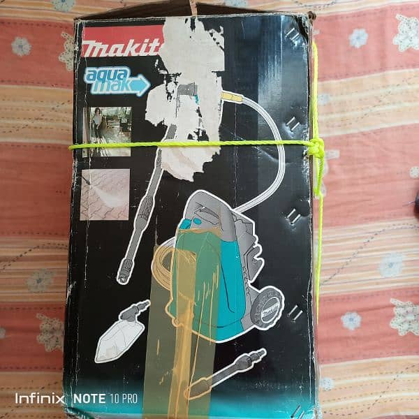 Makita HW102 car pressure washer 4