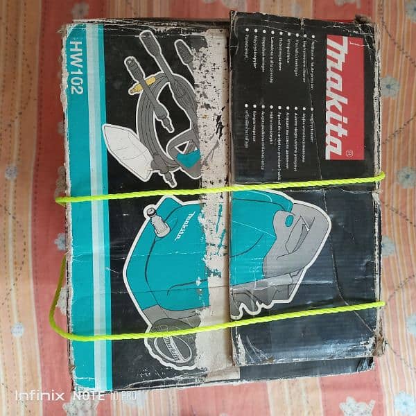 Makita HW102 car pressure washer 5