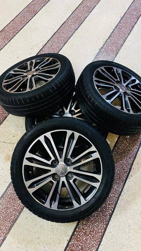 ALLOY RIMS WITH TYRES 0