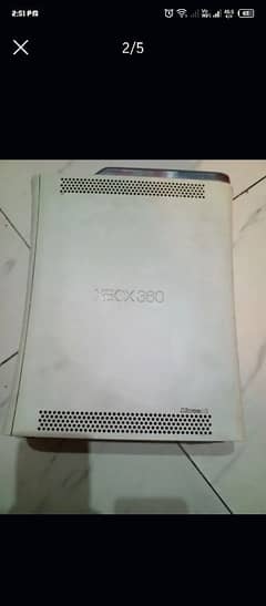 Xbox 360 with one controller