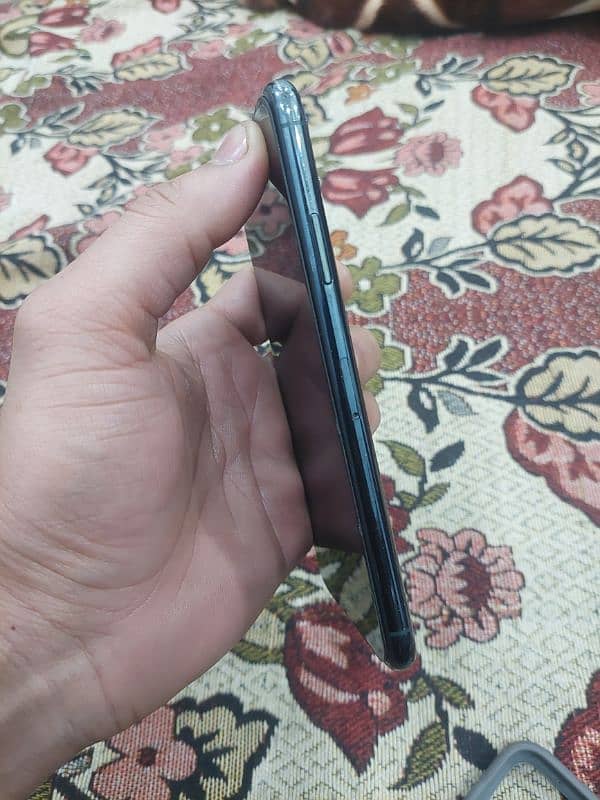 I phone 11pro max 64gb water pak only call ye WhatsApp 6