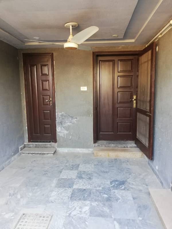 5 Marla used House Available for sale in Bahria Town Lahore 1