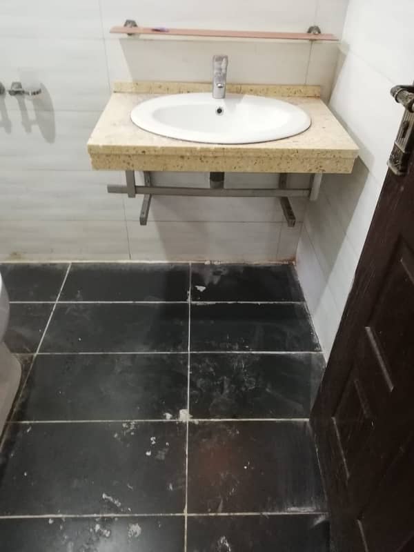 5 Marla used House Available for sale in Bahria Town Lahore 17