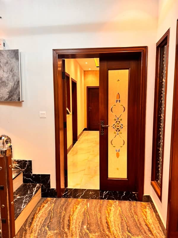 10 Marla Luxury House For Sale in Bahria Town Prime Location 10