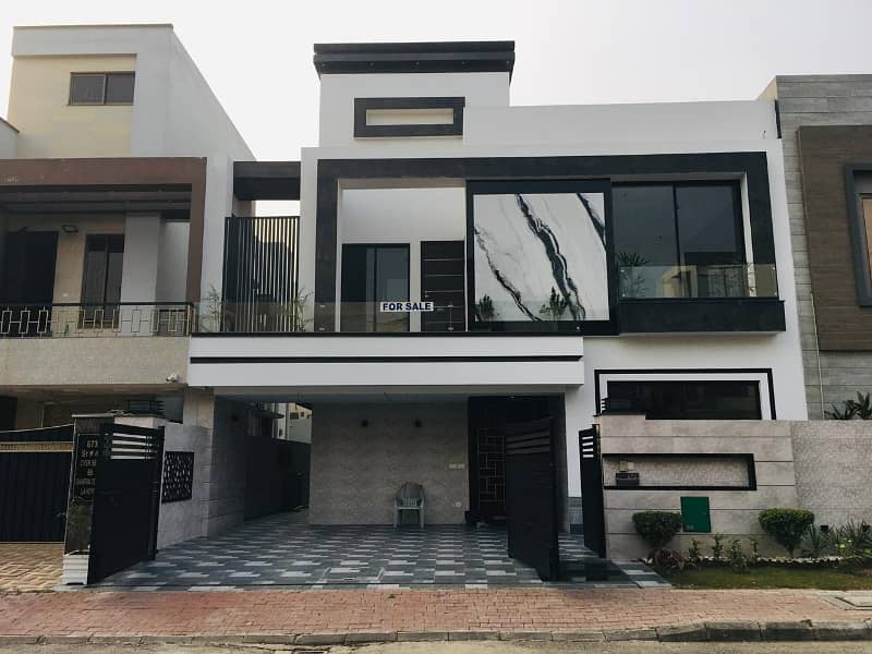 10 Marla Luxury House For Sale in Bahria Town Prime Location Bahria town Lahore 0