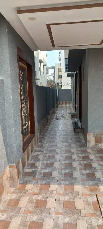 10 Marla House For Sale Available In Bahria TOWN LAHORE 2