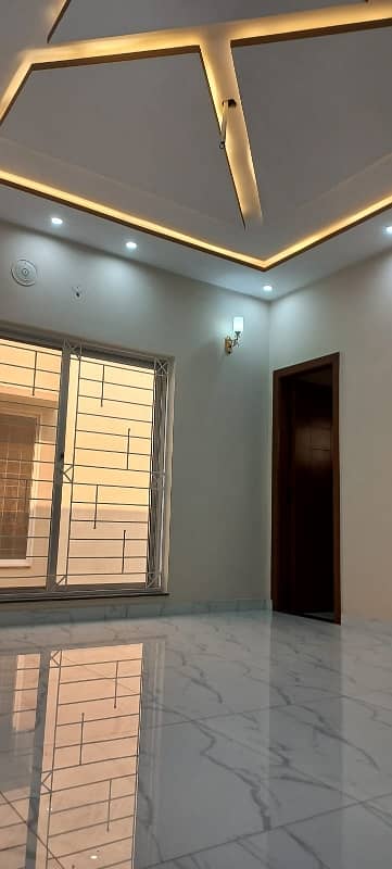 10 Marla House For Sale Available In Bahria TOWN LAHORE 6