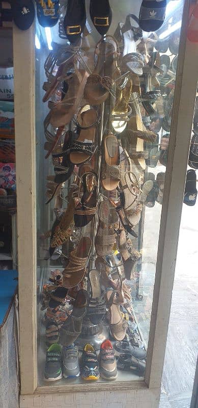 Shoes Display mshen. or lohy k 3add rank almare. far sall  0322 5123553 1