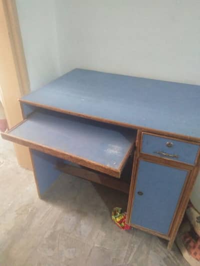computer table avalaible for sale