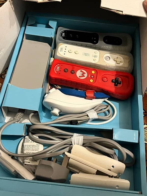 Nintendo Wii Console Bundle - Mario Kart Edition + Extras 1