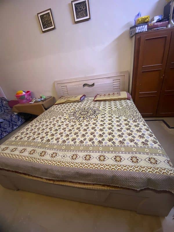 Double bed without mattress & dressing 0