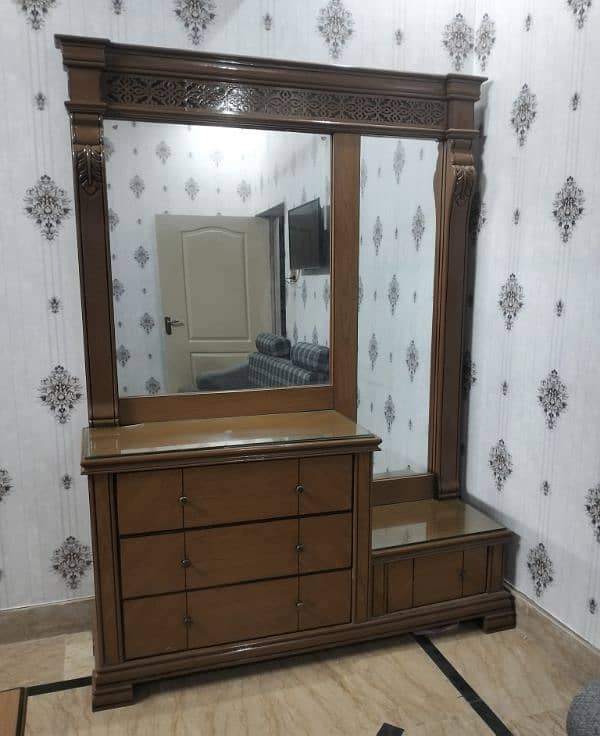 king size bed . 2 side table. dressing table 2