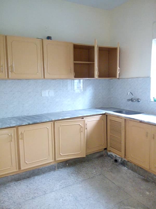 G11 25- 50 GROUND PORTION FOR RENT NEAR PARK SMALL FAMILY ONLY 1