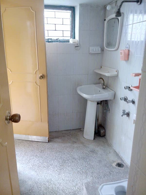 G11 25- 50 GROUND PORTION FOR RENT NEAR PARK SMALL FAMILY ONLY 3