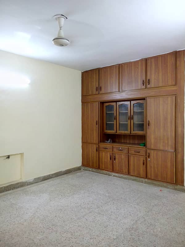 G11 25- 50 GROUND PORTION FOR RENT NEAR PARK SMALL FAMILY ONLY 7