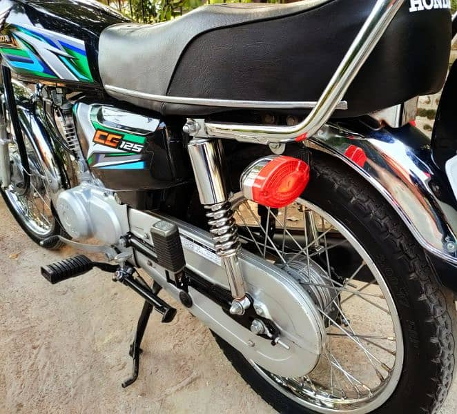 Honda 125 Model 2023 Condition Fabulous Black total pack 6