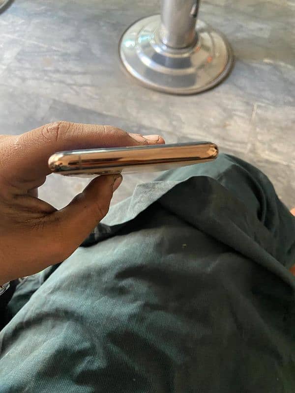 10/10 condition iphone 11 pro max 64 gb 4