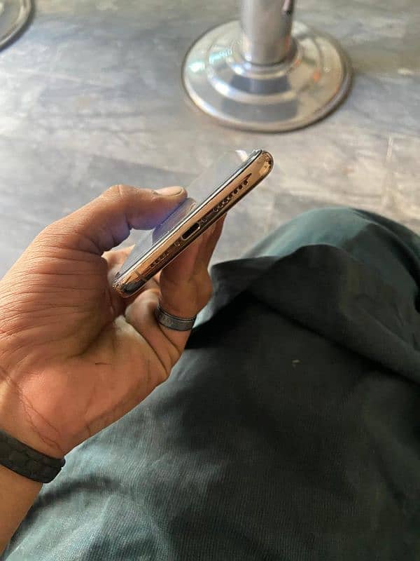 10/10 condition iphone 11 pro max 64 gb 7