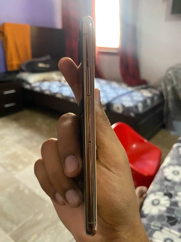 apple iphone XS approved with box 2