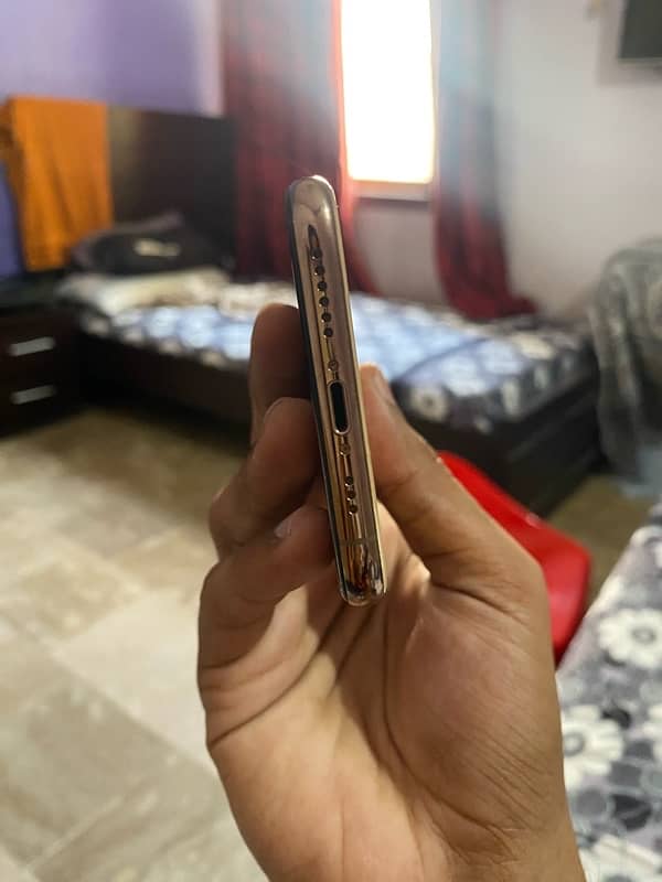 apple iphone XS approved with box 3