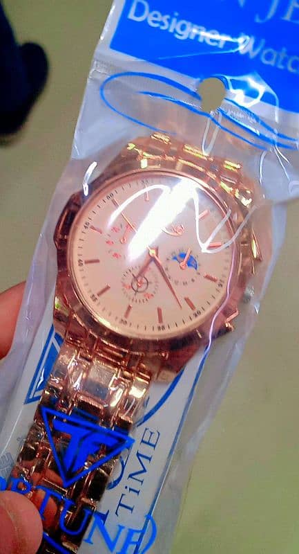 watch good quality colour (Golden) new condition 1