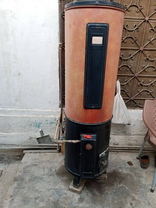 Gas Geyser For Sale In Good Condition 0