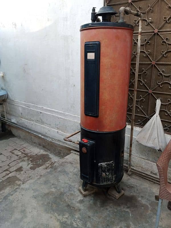 Gas Geyser For Sale In Good Condition 1