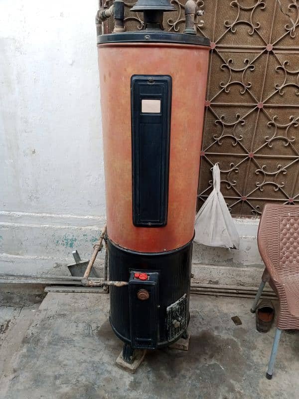 Gas Geyser For Sale In Good Condition 2