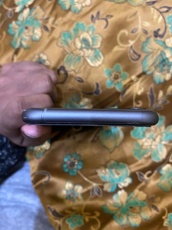 iphone 11 black colour 64 gb non pta 5