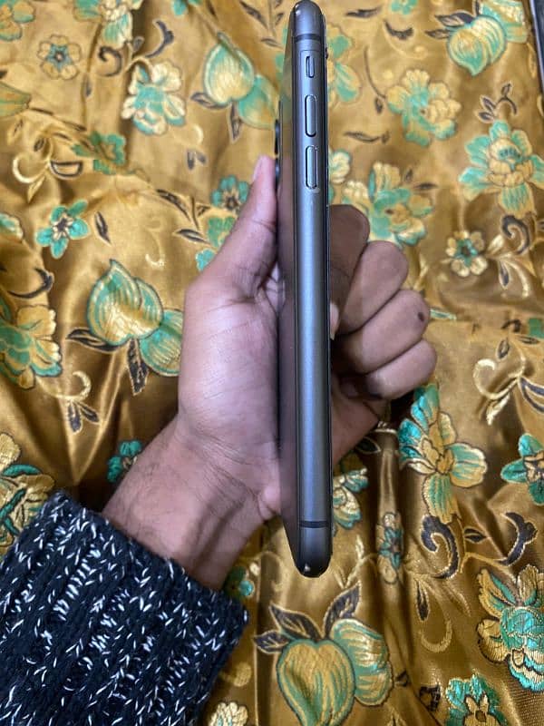 iphone 11 black colour 64 gb non pta 6