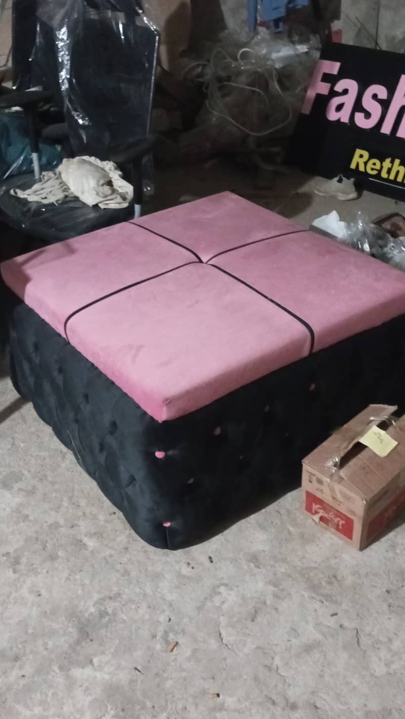 table with 3 chairs and puffy 3/3ft for sale 2