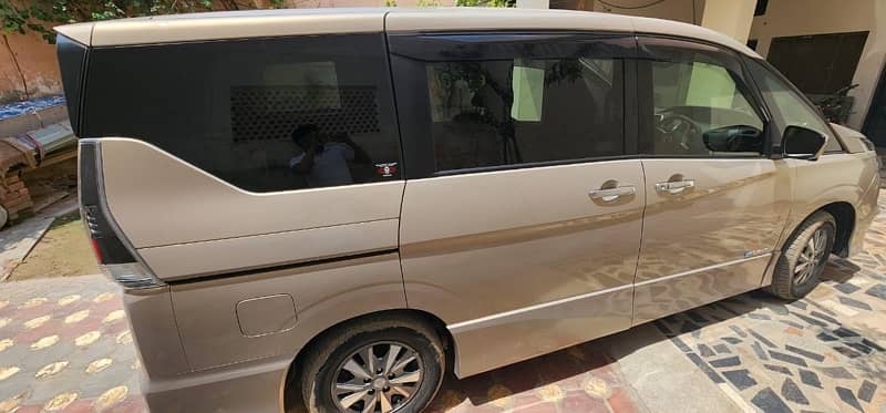 Nissan Serena 0